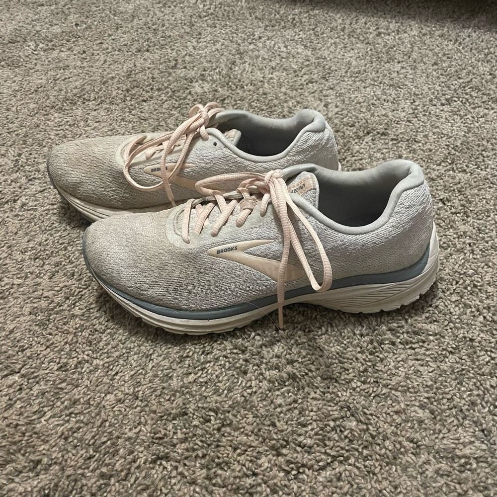 Preowned women’s brooks size 8 athletic running shoes & sneakers￼
